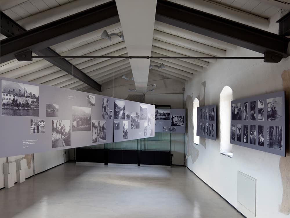 Progetto di allestimento, inviti e manifesti per la mostra fotografica