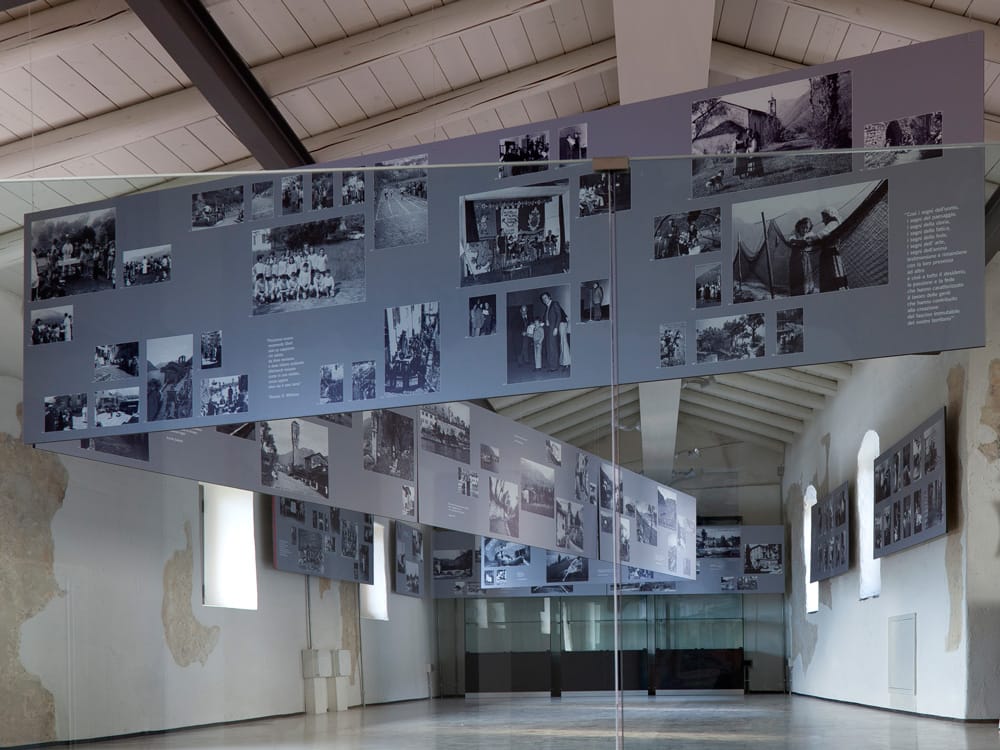 Progetto di allestimento, inviti e manifesti per la mostra fotografica